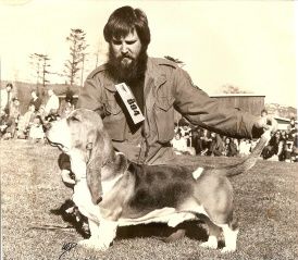Bertil visar S Ch Zondas Elegant Engelbert till BIR och BIG-5 i Jönköping 1975
